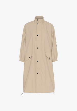 Abrigo ligero color beige con un alto cuello, cierres a presión, puños elásticos y bolsillos laterales; cuenta con un dobladillo ajustable con cordón.