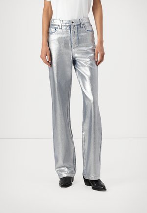 Pantaloni metallici argento con design a gamba svasata, caratterizzati da uno stile classico a cinque tasche e una chiusura con zip. Texture liscia e finitura lucida.