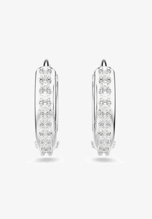 Ασημένια σκουλαρίκια κρίκοι με μια σειρά από μικρές, στρογγυλές διαυγείς πέτρες τοποθετημένες κατά μήκος του μπροστινού μέρους, με γυαλιστερή επιφάνεια και ασφαλές κούμπωμα.