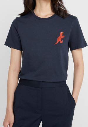 Marineblauw katoenen T-shirt met korte mouwen, voorzien van een felrode dinosaurusafbeelding op het linkerbovenborstgebied. Soepele textuur, ronde hals.