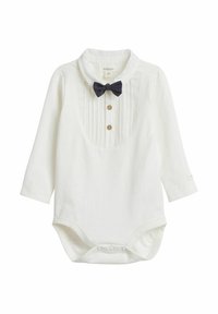 Vit långärmad babybodysuit med en plisserad front, krage, träknappar och en marinblå fluga som detalj. Tryckknappstängning i botten.