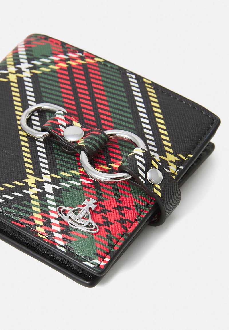 Portefeuille en matière synthétique texturée noire et à motif tartan, avec une fermeture à anneau en métal argenté et un petit logo en métal.