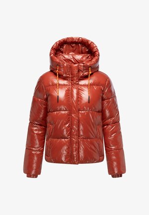 Jaka od crvenog pufastog materijala s sjajnom površinom, visokim kaptom, podesivim žicama i elastičnim manžetama. Ima horizontalne šavove i dvije džepove.