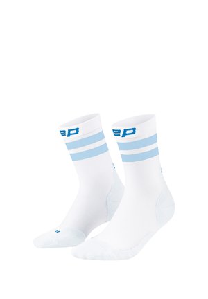 Ein Paar weiße Mid-Calf-Socken mit zwei hellblauen Streifen und blauem Text nahe der Oberseite, dargestellt auf einem einfachen weißen Hintergrund.