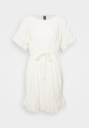 Robe blanche à manches courtes avec une taille cintrée et un détail à nouer. Elle présente un tissu texturé avec des motifs ajourés et un ourlet à volants.