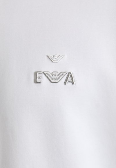 Tricou alb din bumbac cu logo brodat, având o formă de pasăre deasupra cuvântului "EWA". Textura este netedă, având un design clasic de gât rotund.