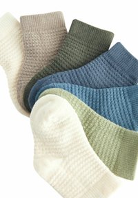 Sæt af fem ankelstrømper i beige, olivengrøn, mørkegrøn, blå og elfenben. Hver strømpe har et struktureret ribbede design og blødt strikket materiale.