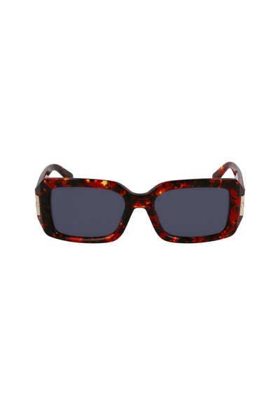Lunettes de soleil rectangulaires à motif écaille de tortue avec des verres foncés et des accents en métal doré sur les côtés. Monture en plastique, forme large.