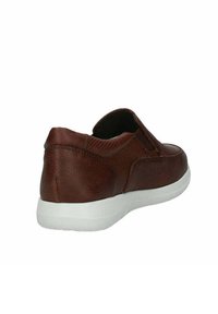 Scarpe slip-on in pelle marrone con superficie testurizzata, dotate di suola in gomma bianca e tacco imbottito per il massimo comfort.