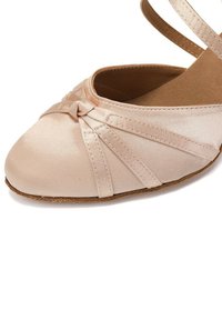 Jasnoróżowe baleriny z satynowego materiału, z plisowanym wzorem na palcach, ozdobnym detalem w postaci kokardy oraz miękką podeszwą dla wygody.