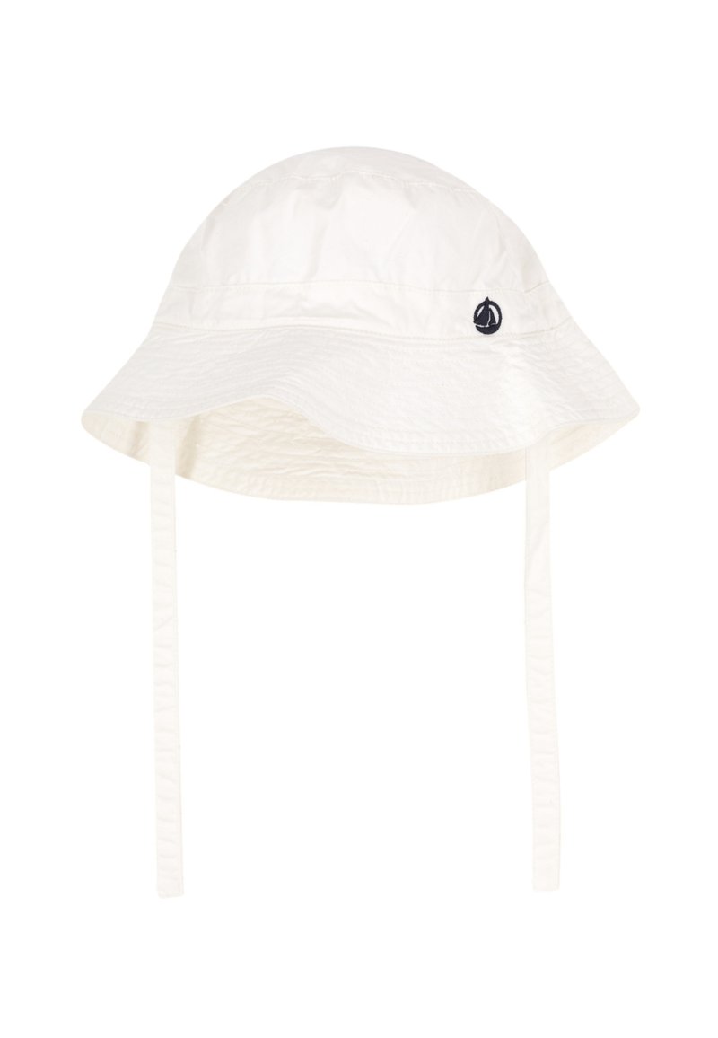 Chapeau seau en tissu blanc, doté d'un large bord, d'une surface texturée et de sangles latérales. Comprend un petit accent logo de couleur marine.