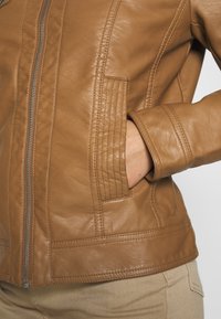 ONLY Petite ONLBANDIT BIKER - Casaco de pele sintética - cognac