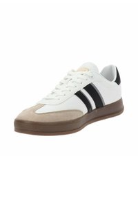 Zapatilla blanca con rayas negras y grises, puntera de gamuza y suela de goma. Presenta un diseño de cordones y un cuello acolchado.