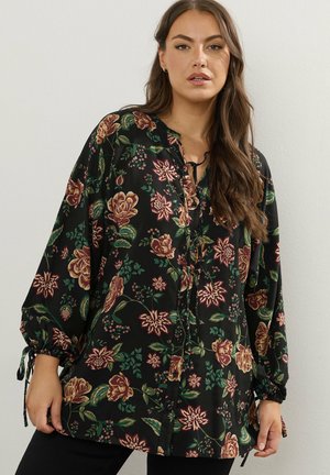 Zwarte bloemenblouse met lange mouwen, met een mix van rode, roze en groene patronen, een trekkoord halslijn en elastische manchetten.