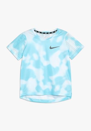 Camiseta de Nike en azul claro con un patrón de tie-dye, mangas cortas y un dobladillo curvado. Incluye un logo negro y un cuello de marca.
