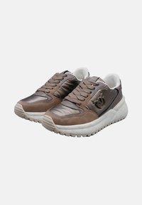 Sneaker marroni con un mix di camoscio e materiale sintetico lucido, forma arrotondata, dettagli testurizzati e una spessa suola in gomma bianca.