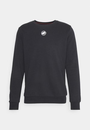 Langærmet sort sweatshirt lavet af blødt stof, med rund halsudskæring og et lille hvidt logo i midten foran.