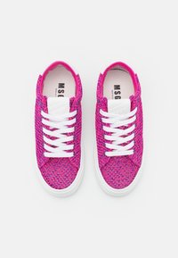 Baskets en maille rose avec lacets blancs et semelles blanches. Présentent une finition texturée, un col rembourré et un logo sur la languette. Vue de dessus.