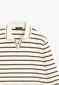 Gestreept poloshirt in crème met donkergroene horizontale strepen. Beschikt over een klassieke kraag en een knooploze sluiting met V-hals ontwerp.