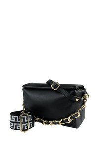 Sac à main en cuir noir avec une bandoulière chaîne, texture lisse, haut plié et une sangle de poignet amovible à motifs avec des éléments en métal doré.