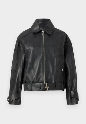 Giubbotto di pelle nera con collo a costina, zip frontale, vita con cintura e tasche laterali. Presenta un materiale testurizzato e un design su misura.