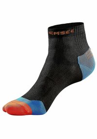Schwarze Sportsocke mit niedrigem Schnitt, mit einem orangen Logo, blauen Fersen und roten Zehenakzenten. Strukturierter Stoff für Komfort.