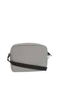 Borsa a tracolla grigia imbottita di forma rettangolare, con una tracolla nera regolabile e chiusura con cerniera. Texture liscia con linee sottili.