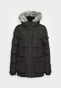 Svart puffjacka med huva med pälsdetalj, framsida med knappar, två stora fickor och en liten dragkedjefick på ärmen. Slät textur.