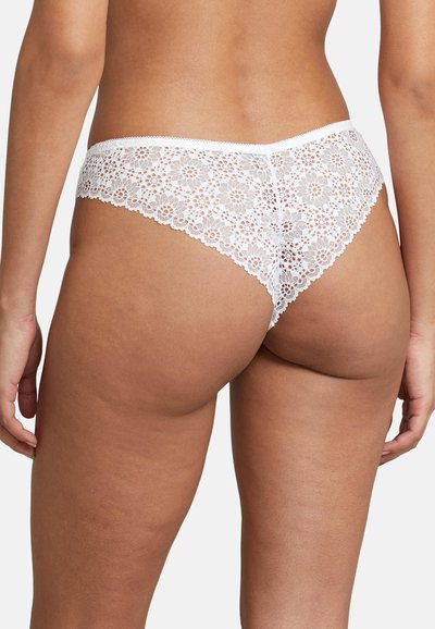 Witte kant hipster ondergoed met bloemmotieven, geschulpte randen en semi-doorzichtige textuur. Achteraanzicht benadrukt het ontwerp en de pasvorm.