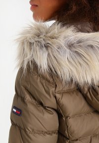 Hilfiger Denim Bunda z prachového peří - khaki