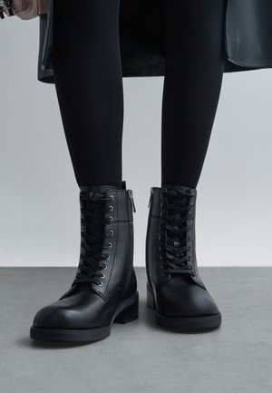 MICHAEL Michael Kors LYLE - Nauhalliset nilkkurit - black