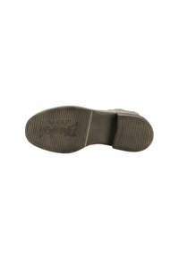 Suela de zapato de goma gris con un patrón texturizado que presenta surcos y un logotipo elevado. Tacón plano para estabilidad y tracción.