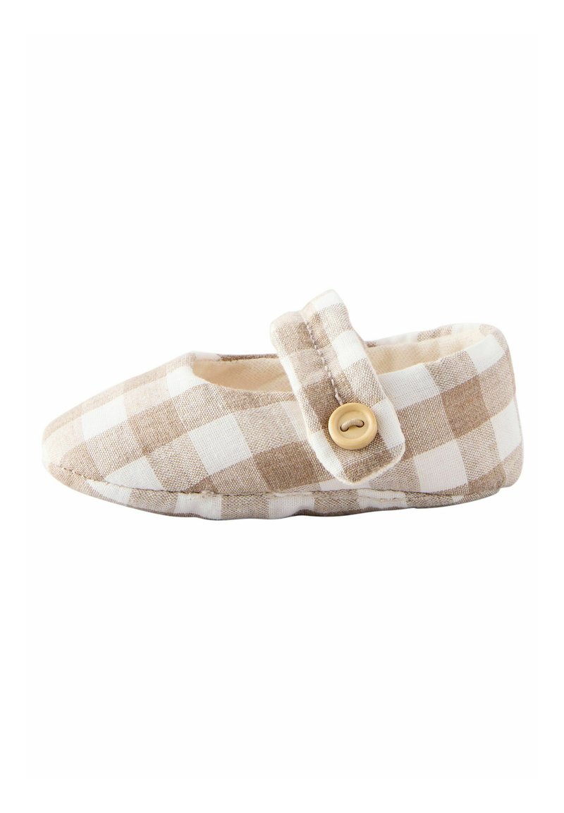 Balletflad slipper i et beige og hvidt ternet mønster, med en blød stofoverdel, rund tå og en knaplukningsrem.