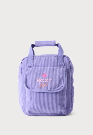 Lavendelfarvet kordfløjls firkantet taske med top-håndtag og en forlomme broderet med pink og orange "ROXY" og sol-design.