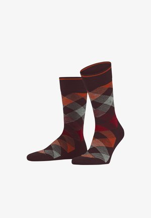 Calzini marroni con un motivo argyle colorato in tonalità di rosso, grigio e arancione, caratterizzati da un bordo a coste e una finitura liscia.