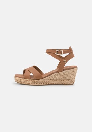 Bruine wedge sandalen met kruisbanden en verstelbare enkelgesp, voorzien van een gestructureerde espadrillezool en een gevoerde binnenzool.