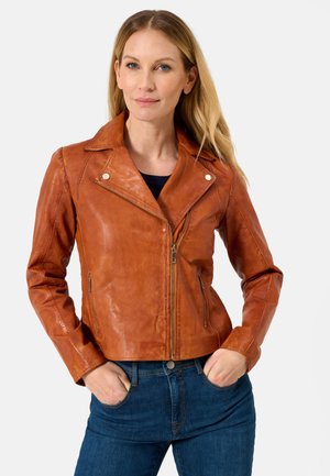 Giacca da moto in pelle marrone con design aderente, zip asimmetrica e tasche laterali. Texture liscia, colletto a punte e hardware minimale.