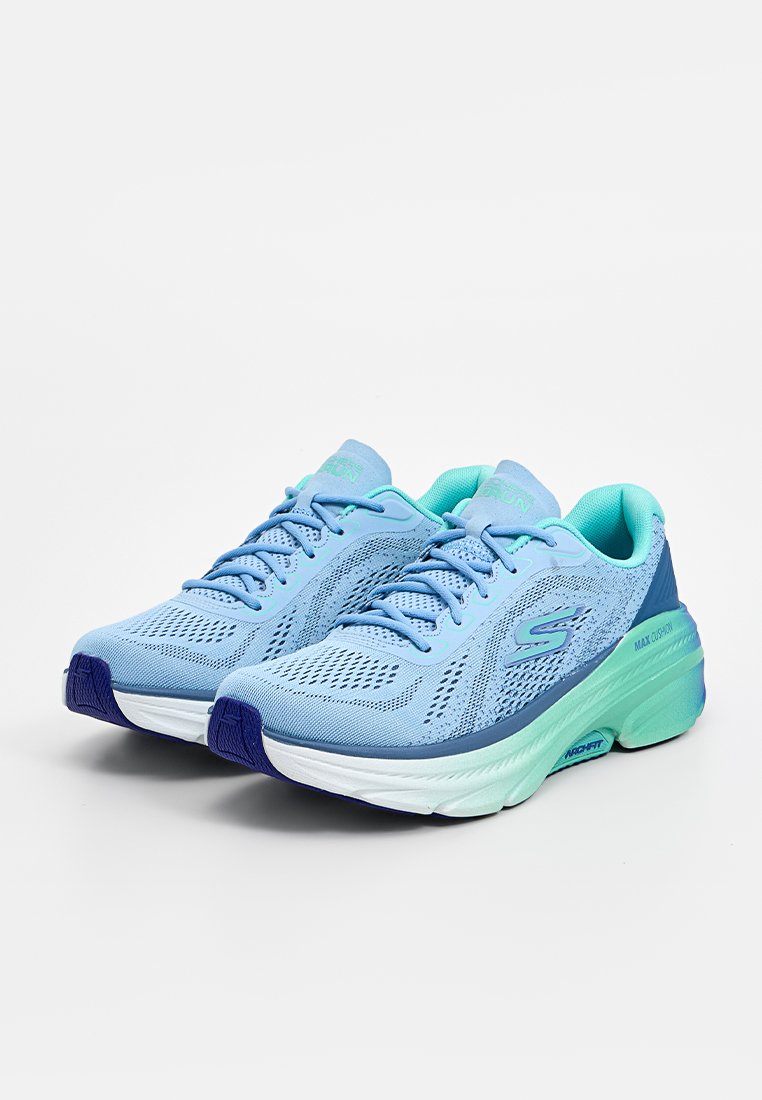 Baskets de sport bleu clair avec tige en maille, accents turquoise et semelle vert-blanc. Présente un laçage et une languette rembourrée pour le confort.