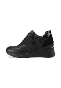 Sneakers con zeppa in pelle nera con finitura liscia, accenti testurizzati, allacciatura frontale e dettaglio con zip sul lato. Cuscinetto leggero visibile.