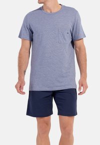 Blau meliertes T-Shirt mit kurzen Ärmeln und einer Brusttasche, kombiniert mit navyfarbenen Shorts. Hergestellt aus weichem Stoff mit lockerer Passform und Rundhalsausschnitt.