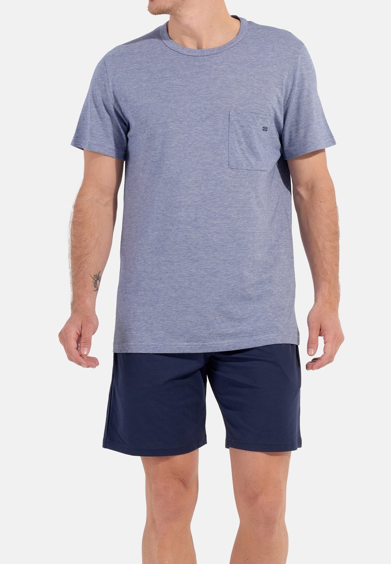 Blau meliertes T-Shirt mit kurzen Ärmeln und einer Brusttasche, kombiniert mit navyfarbenen Shorts. Hergestellt aus weichem Stoff mit lockerer Passform und Rundhalsausschnitt.
