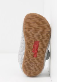 Szare buty wykonane z filcu z gumową podeszwą, z teksturowanym wzorem i czerwonym logo marki. Obcas jest zaokrąglony, a palce są zamknięte.