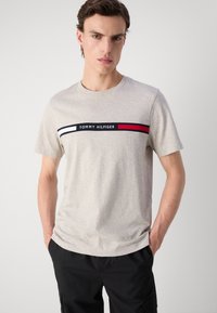 Tommy Hilfiger CHEST INSERT TEE - T-Shirt print - heathered pebble