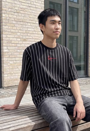 Karl Kani, SMALL SIGNATURE PINSTRIPE TEE - Tricou cu imprimeu - black