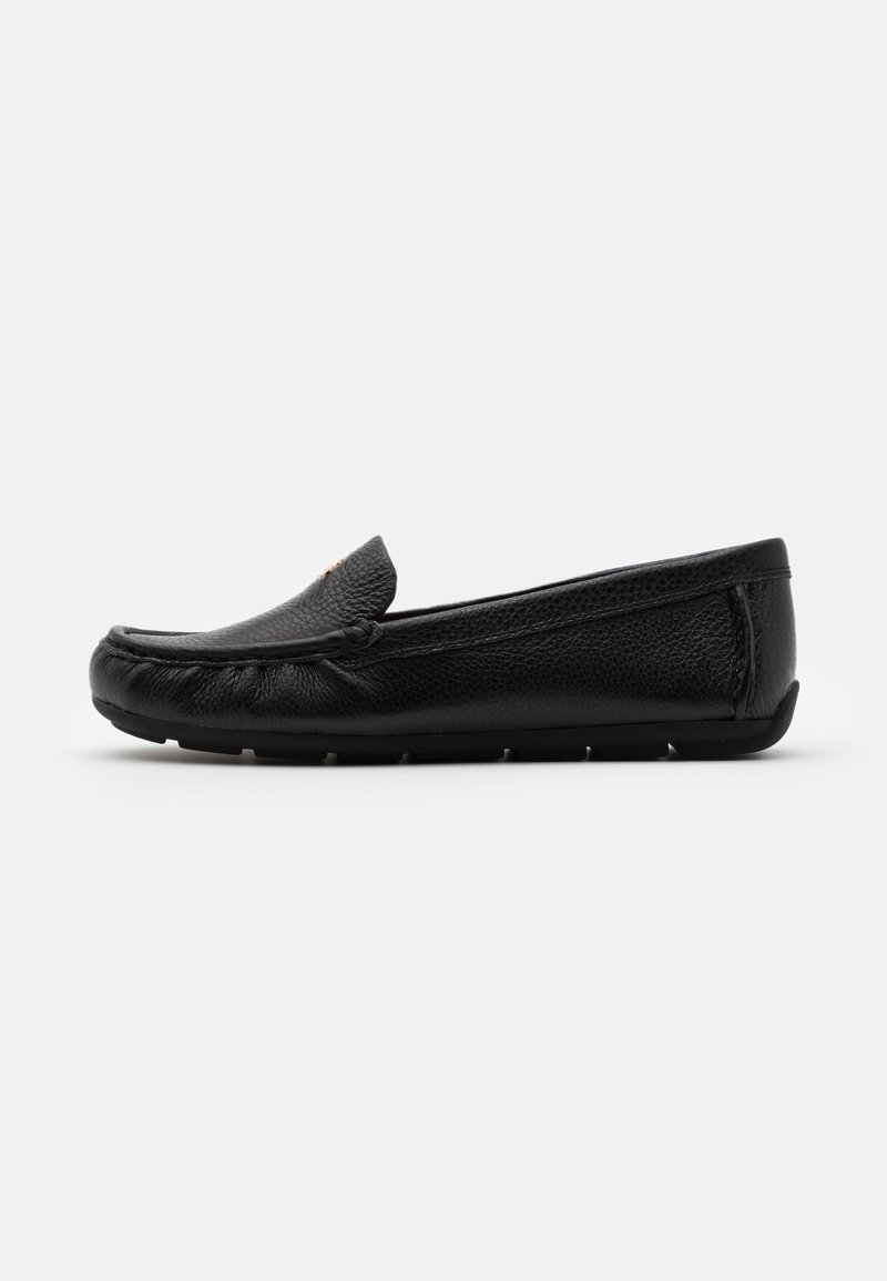Mocassin en cuir noir avec dessus texturé, couture moc toe et semelle en caoutchouc plate, présenté de profil sur fond neutre.