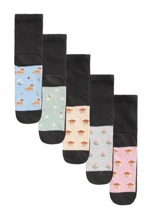 Cinque paia di calzini con polsino nero e sezioni colorate con motivi di mucche, fiori, api e coccinelle su diversi sfondi pastello.