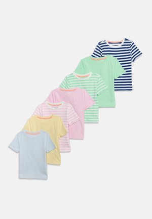 Sept t-shirts à manches courtes disposés en diagonale, avec des motifs unis et rayés dans des couleurs pastel incluant bleu, jaune, rose, vert et marine.