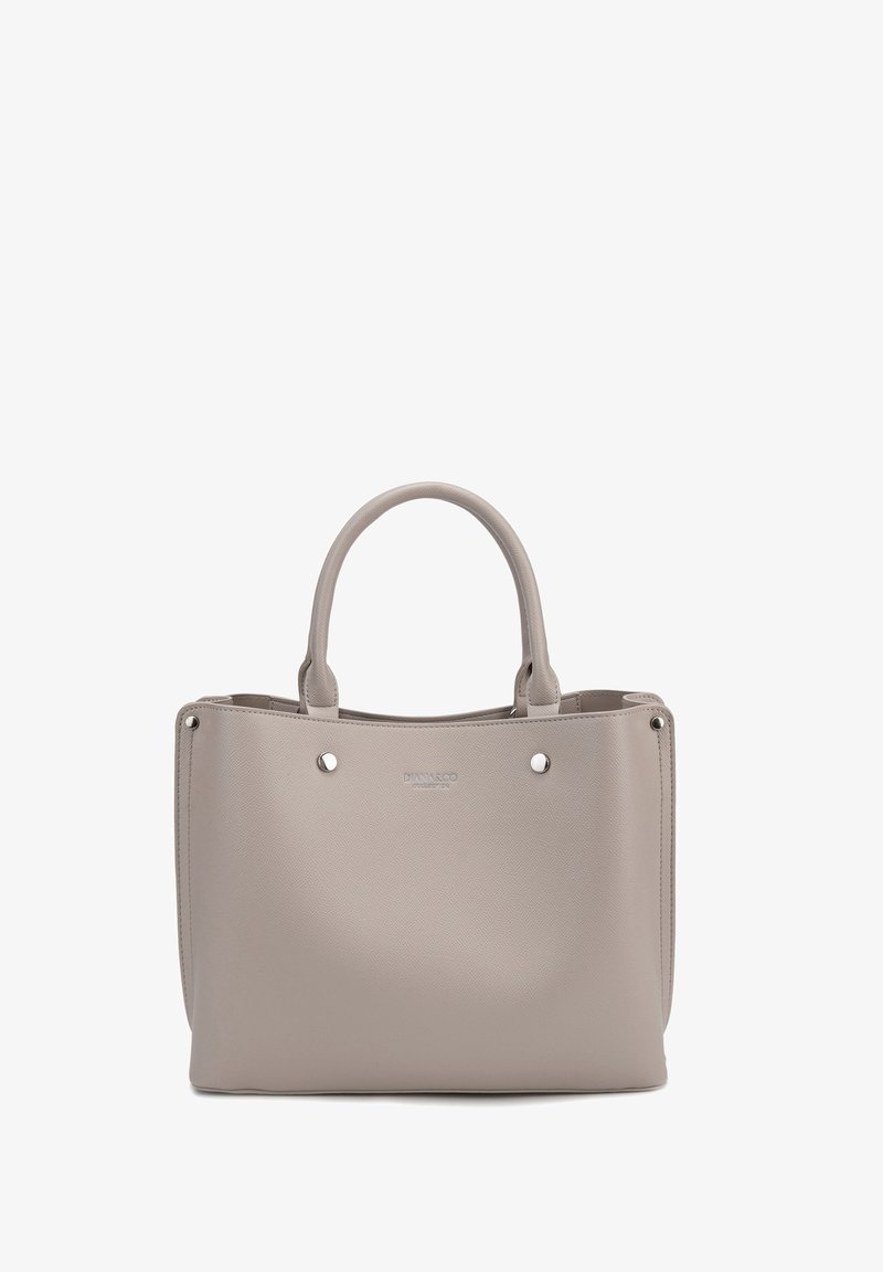 Sac à main structuré gris clair avec deux poignées et détails de rivets argentés à l'avant, posé sur un fond blanc.