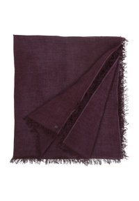 Sciarpa rettangolare bordeaux realizzata in tessuto morbido con bordi sfrangiati. Un piccolo accento in metallo tondo con logo è visibile.