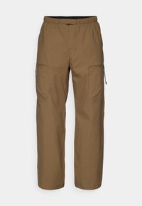 Pantalons cargo légers marron avec une taille élastique, poches latérales zippées et une coupe ample. Texture lisse et détails minimalistes.